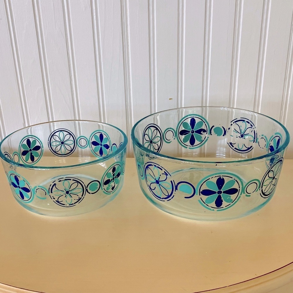 Boho 1980’s Pyrex Turquoise Medallion Pinwheel Design Pair of Mixing Bowls